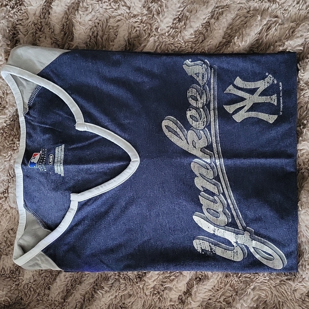Authentic Heather V-Neck New York Yankees T-Shirt W/ Metallic Logo⚾️